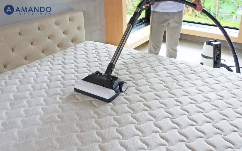 Gợi ý cách vệ sinh nệm lò xo tại nhà đơn giản, đúng chuẩn 4 Hút bụi để làm sạch bề mặt nệm