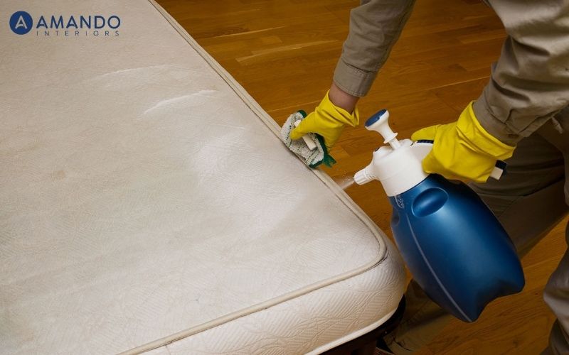 Gợi ý cách vệ sinh nệm lò xo tại nhà đơn giản, đúng chuẩn 5 Sử dụng cồn hoặc giấm để làm sạch nệm