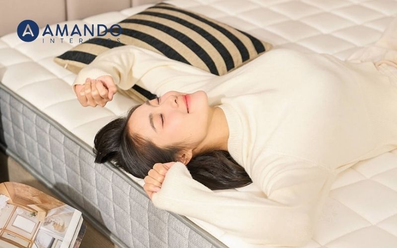 Nệm lò xo khá dày, mang lại cảm giác nằm ổn định