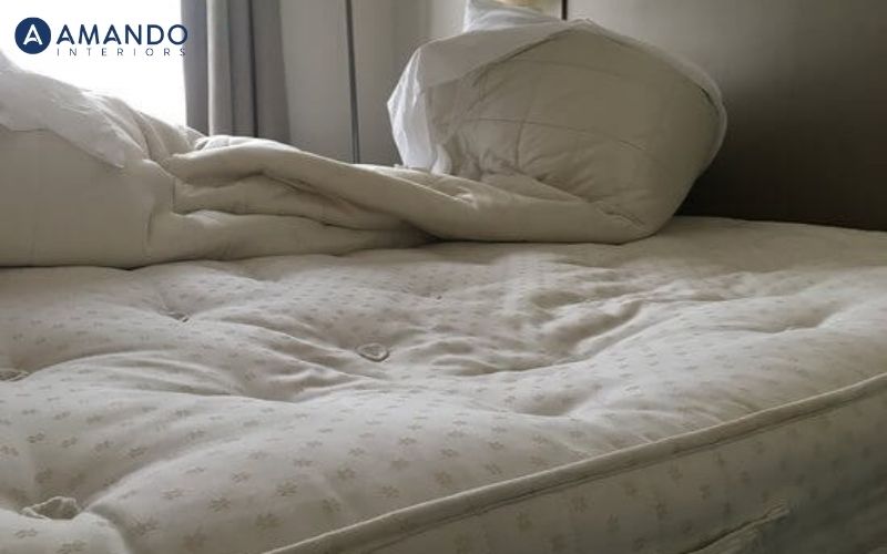 Nằm đệm lò xo bị đau lưng: Nguyên nhân và cách khắc phục 3 Sau 7–10 năm sử dụng, lò xo dần mất đàn hồi, bề mặt nệm lún lõm không đều