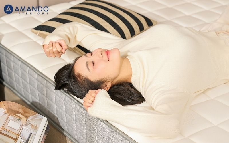 Nằm thử nệm trước khi quyết định mua hàng