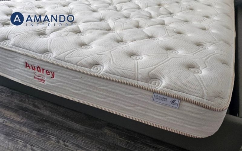 Xem xét tình trạng cong vênh của nệm lò xo thanh lý