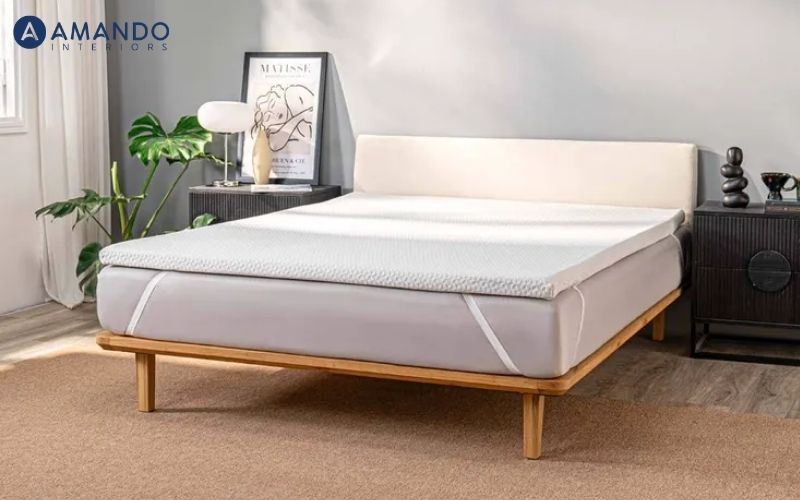 Vì sao cần trải đệm đúng cách? Lợi ích và hướng dẫn chi tiết 5 Dùng topper trải đệm có đai để cố định vào nệm