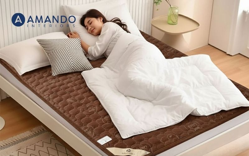 Thảm trải giường Fila là mẫu đệm nhung phù hợp với người trẻ hoặc không gian năng động.