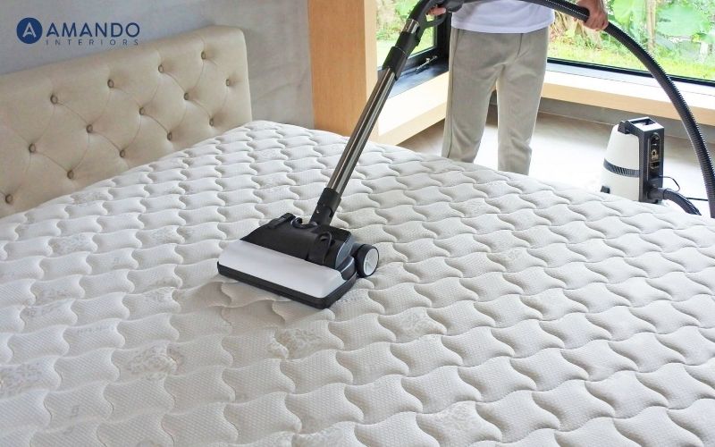 Cách xử lý nệm bị thấm nước nhanh - gợi ý nệm dễ làm sạch 4 Tháo ga giường và vệ sinh khu vực bị ướt