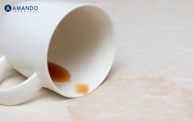 Cách xử lý nệm bị thấm nước nhanh - gợi ý nệm dễ làm sạch 2 Làm đổ nước hoặc chất lỏng lên nệm