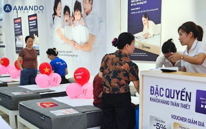 Danh sách 10 cửa hàng nệm Lâm Đồng chất lượng và giá tốt 3 Nhân viên tư vấn hỗ trợ khách hàng chọn nệm phù hợp