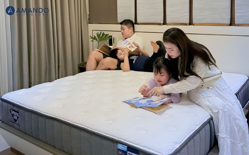 Mua nệm ở đâu Quận 8? Top 10 cửa hàng nệm uy tín, giá tốt 3 Vua Nệm cho khách hàng trải nghiệm nằm thử