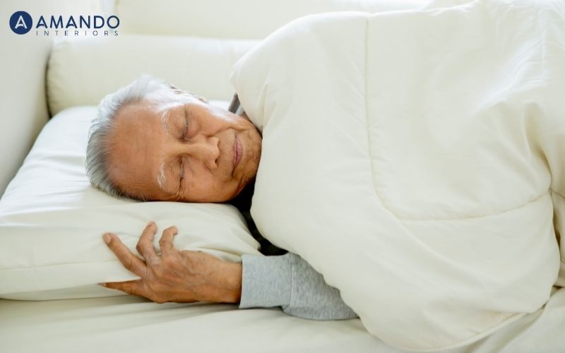 Gối cho người cao tuổi giúp nâng đỡ cổ vai gáy, mang lại giấc ngủ thoải mái