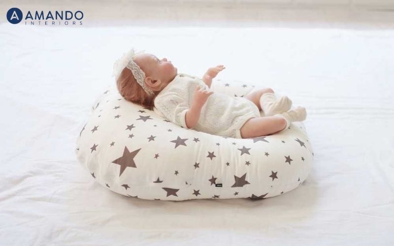 Trẻ sơ sinh có thể trượt hoặc nghiêng khỏi gối