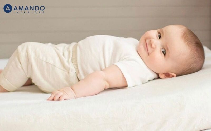 Tư thế cố định lâu có thể làm tăng nguy cơ lệch hoặc méo đầu