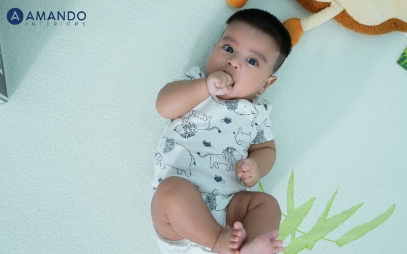Trong 12 tháng đầu đời, trẻ nên ngủ trong môi trường không có gối