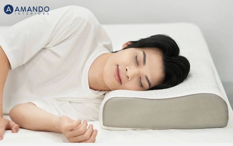 Đảm bảo đầu và cổ nằm trên cùng một đường tương đối thẳng với cột sống khi nằm nghiêng