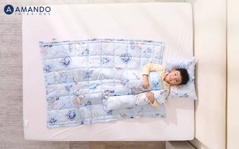 Hướng dẫn bé nằm gối đúng cách và an toàn